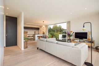 PRACHTIGE & ENERGIEZUINIGE PENTHOUSE MET RIANT TERRAS Wonen in stijl, rust en comfort Welkom in Risposo Verde, een stijlvolle en afgesloten...