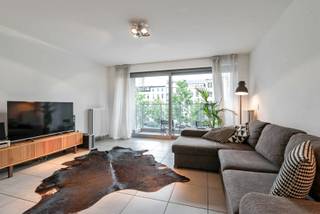 Modern nieuwbouwappartement met twee slaapkamers op zeer goede ligging in het centrum. Het appartement is voorzien van design verlichting en zal beschikbaar zijn 01-11.<br /><br />Indeling: <br />Inkomhal met apart toilet en bergruimte met aansluiting voor de wasmachine, leefruimte op tegelvloer, met volledig ingerichte open keuken (voorzien van vaatwasser, combi-oven, kookvuur, dampkap en koelkast). Aansluitend aan de leefruimte is een mooi terras .Badkamer met dubbel lavabomeubeld en ligbad met douchescherm. Twee slaapkamers (1 grote en 1 kleine). <br /><br />Bijzonderheden:<br />Maandelijkse kosten 80 euro (onderhoud gemeenschappelijke delen en lift). <br />Alle verbruik met aparte meters. Zeer energie zuinig vanwege het lage EPC van 75 kWh/m². <br />Op het gelijkvloers is er een fietsenberging.