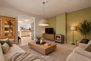 Ontdek deze knappe halfopen bebouwing op een uitstekende locatie in de Kapelstraat, waar ruimte, comfort en energiezuinigheid perfect samenkomen. Met een bewoonbare oppervlakte van maar liefst 185 m² geniet je hier van een uitzonderlijk ruim gevoel.<br />De woning beschikt over drie volwaardige slaapkamers en een moderne badkamer op de verdieping, uitgerust met alle hedendaags comfort. De lichtrijke leefruimte sluit naadloos aan op de ruime open keuken, ideaal voor wie houdt van gezelligheid en functionaliteit. Dankzij de recente bijbouw werd extra leefruimte gecreëerd, wat deze woning nog aantrekkelijker maakt.<br />Vooraan bevindt zich een praktische berging of bureauruimte, perfect voor thuiswerk. Buiten geniet je van een knap terras met een uitstekende ZZW-oriëntatie. De oprit biedt extra gemak.<br />Deze woning is bovendien energiezuinig met een EPC C, hoogrendementsketel, zonnepanelen, dubbele beglazing en volledige isolatie (muur, dak en vloer). De elektrische installatie is conform en rolluiken zorgen voor extra comfort.<br />Gelegen nabij winkels, scholen, supermarkten en belangrijke invalswegen is dit een ideale gezinswoning met veel troeven. Instapklaar, verzorgd en klaar voor de toekomst. Bel of mail ons nu voor een afspraak op het nummer: 052/46.38.03 of info@uw-huis.be en wie weet tot binnenkort! <br />