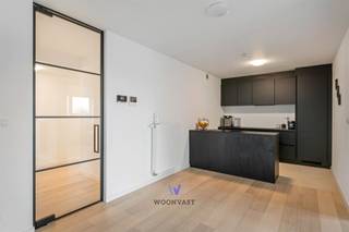 <p>Cet immeuble de petite taille, composé de seulement quatre appartements dont trois sont encore disponibles, offre une combinaison exceptionnelle de tranquillité, de performance énergétique et d’excellente accessibilité. Grâce à son excellent certificat PEB A+ et à ses très faibles charges communes, il constitue une opportunité idéale tant pour y vivre que pour investir.</p><p>L’appartement se compose d’un hall d’entrée, d’un séjour avec cuisine ouverte donnant accès à la terrasse, de deux chambres, d’un espace de rangement, d’une salle de bains et d’une toilette séparée.</p><p>L’immeuble dispose également d’un local à vélos, d’une cave et d’un local poubelles. Les emplacements de parking et les caves privatives peuvent être achetés séparément. Situé dans une rue calme, à proximité de toutes les commodités et à deux pas du ring ainsi que de Bruxelles, il bénéficie d’une mobilité optimale. Tous les appartements sont actuellement loués et offrent un rendement intéressant (+/- 4% ).</p><p>Les frais de raccordement sont à la charge de l’acheteur et l’achat est soumis au régime TVA de 21 %. Ce bien est idéal pour un investissement sans souci ou comme lieu de vie paisible.</p><p>Intéressé? Contactez Morgane via morgane@woonvast.be ou au 0498 60 61 75.</p>