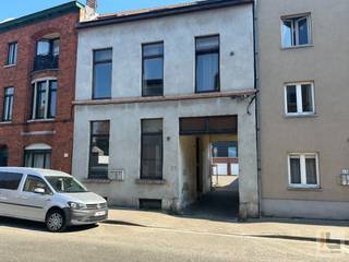 Deze uitstekend gelegen VERGUNDE opbrengsteigendom omvat uit een zeer ruim duplex appartement (146 m2), een dakappartement (74m2) en 2...