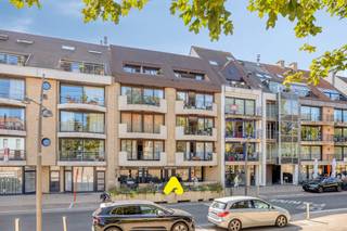 Dit aangename 2-slaapkamerappartement bevindt zich op een absolute toplocatie aan de Zeelaan in De Panne, op amper 100 meter van de Markt en beschikt over een ruime zonneterras.<br /><br />Gelegen op de 4e verdieping van een kleinschalige residentie, geniet dit appartement van een aangenaam zicht op het park en een praktische indeling.<br /><br />U wordt verwelkomd in een ruime en gezellige leefruimte met open keuken met terras.<br />Daarnaast beschikt het appartement over een apart toilet, een handige berging en een badkamer met ligbad en lavabo.<br /><br />Het appartement omvat 2 slaapkamers, waardoor het perfect geschikt is als gezellige woonst, tweede verblijf aan zee of interessante investering.<br /><br />Als extra troef beschikt het appartement over een privatieve kelderberging in de ondergrondse verdieping, inbegrepen in de verkoop.<br /><br /><strong>DE TROEVEN OP EEN RIJ :</strong>
<ul>
	<li>Absolute topligging aan de Zeelaan</li>
	<li>Op slechts 100 meter van de Markt</li>
	<li>Aangenaam zicht op het park</li>
	<li>Gelegen op de 4e verdieping</li>
	<li>Kleinschalige residentie</li>
	<li>Terras </li>
</ul>
Interesse? Contacteer ons vandaag nog voor meer informatie of een bezoek ter plaatse.
