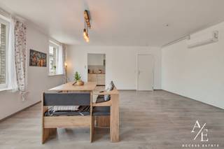 Dit appartement in het hart van Wetteren wordt u exclusief te koop aangeboden door Access Estate. Dit appartement ligt op slechts 15 minuten met de trein van Gent, en op 20 minuten met de auto.<br /><br />Maak jouw afspraak via sms of WhatsApp door te sturen naar via 0475 92 30 35.<br /><br />Ben je op zoek naar een charmant twee-slaapkamer appartement in het centrum van Wetteren? <br /><br />TROEVEN:<br />- Elke kamer heeft airco/verwarming (installatie 2026)<br />- INVESTERING +5% bruto rendement!<br />- Klein gezellig terrasje!<br />- Rolluiken voor de slaapkamerramen<br />- Volledig geschilderd<br />- Ideale ligging in het centrum!<br />- Dicht bij voorzieningen: Op wandelafstand van een lagere- en middelbare school, volwassenenonderwijs, het station, supermarkten, horeca én openbaar vervoer. Alles wat je nodig hebt, is binnen handbereik.<br />- Parkeren kan met een vergunning in het ganse centrum!<br /><br />(Maandelijkse kost algemene delen 50€ per maand)<br /><br />KEURINGEN:<br />- EPC LABEL D = GEEN RENOVATIEVERPLICHTING! - (zonder installatie warmtepompen)<br />- ASBEST - GEEN!<br />- ELEKTRISCHE KEURING= CONFORM!<br /><br />Heeft dit pand je interesse gewekt? Aarzel niet om contact met ons op te nemen! Wij helpen je graag om je woondroom waar te maken!