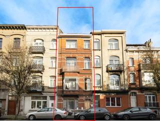 Schaerbeek – located in the immediate proximity of the pleasant Place de la Patrie, this beautiful building comprises four dwellings recognised by the town planning authorities. The property is fully let and generates an income of approximately €40,800 per annum. It offers approximately 270 m² of living space and is in need of refurbishment. An excellent investment opportunity offering numerous possibilities. PEB: F to G – A must-see!