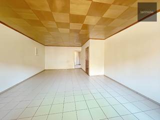 Op te frissen rijwoning met meer ruimte dan men van de voorgevel zou verwachten.<br />Een troef is zeker ook de zeer vlot bereikbare, centrale ligging.<br />Het huis omvat :
<ul>
<li>inkomsas</li>
<li>ruime living</li>
<li>ingerichte keuken</li>
<li>berging,</li>
<li>koer/terras</li>
<li>drie ruime slaapkamers</li>
<li>grote badkamer met ligbad</li>
<li>zolder met mogelijkheid bijkomende kamers</li>
</ul>
Momenteel verhuurd.<br />Wenst u graag een bezoek; stuur een mailtje naar angelé@immo-termote.be<br />