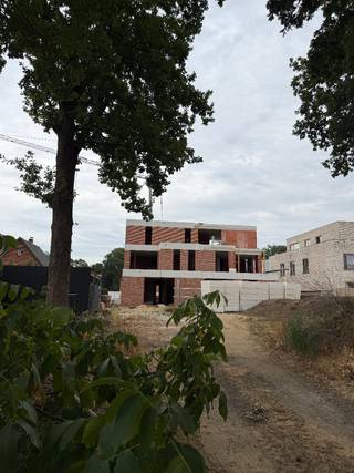 Luxe en energiezuinig wonen met ruimte, licht en comfort<br /><br />Ontdek dit prachtig nieuwbouwappartement op de eerste verdieping, met een royale woonoppervlakte van 105 m². Hier komen hedendaagse architectuur, hoogwaardige materialen en energiezuinig wonen samen in een comfortabele en stijlvolle thuis.<br /><br />De ruime leefruimte geniet dankzij de grote raampartijen van een rijke natuurlijke lichtinval. De hoge plafonds van 2,70 meter versterken het gevoel van ruimte en geven het appartement een aangename, open uitstraling.<br /><br />De leefruimte sluit aan op een ruime, volledig uitgeruste keuken met centraal kookeiland, ideaal voor zowel dagelijks gebruik als gezellige momenten met familie en vrienden. Het appartement beschikt over twee volwaardige slaapkamers en wordt voorzien van alle hedendaagse comfort.<br /><br />Ook op vlak van energieprestaties is dit appartement helemaal klaar voor de toekomst. De woning wordt uitgerust met vloerverwarming, een energiezuinige warmtepomp en ventilatiesysteem type D met warmterecuperatie. Zo geniet u het hele jaar door van een aangenaam binnenklimaat, terwijl het energieverbruik beperkt blijft.<br /><br />Een extra troef is het ruime terras, waar u na een lange dag heerlijk kunt ontspannen. Dankzij de gunstige oriëntatie geniet u hier bovendien van een aangename avondzon – de perfecte plek voor een aperitief of een gezellige zomeravond.<br /><br />Als koper krijgt u bovendien de mogelijkheid om de afwerking volledig zelf te kiezen. Van vloer- en wandafwerking tot sanitair en andere interieurdetails: u bepaalt mee hoe uw nieuwe thuis eruitziet.<br /><br />Dit exclusieve nieuwbouwproject combineert ruimte, licht, comfort en energiezuinigheid met een hoogwaardige afwerking. De oplevering is voorzien rond de jaarwisseling 2026-2027.<br /><br />Een appartement voor wie vandaag luxueus wil wonen én klaar wil zijn voor de toekomst.<br /><br />Aankoop rechtstreeks van aannemer onder registratiestelsel en kan aan 6% BTW indien voldaan aan de voorwaarden. neem contact op voor meer info!