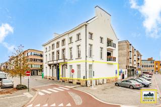 <p>"ABSOLUTE TOPPER" – Afspraak ENIGE BEZOEKDAG enkel telefonisch via Randy Remue op 0487/ 33. 10. 10. De stukken van de woning zijn te consulteren via www.immo-zone.be. Meer info en foto’s via Facebook “Randy Remue” – LIKE de pagina en blijf op de hoogte van alle nieuwe woningen. In het centrum van Aalst, op de Vlaanderenstraat 1, vinden we dit prachtig gerenoveerd historisch pand, beter gekend als “Huis der Zuchten”. Indeling: Bij het betreden van het gelijkvloers appartement via de historische inkom met authentieke elementen, komen we terecht in een inkomhal met plaats voor vestiaire en een afzonderlijk gastentoilet. Verder vinden we een ruime leefruimte met aansluitend een hyper-geïnstalleerde keuken. Vanuit de nachthal, met gerestaureerde plafondrozet en ruimte voor ingemaakte kasten, bereiken we rechts een grote bergruimte. Aan het einde van de gang bevindt zich een deur naar een aangenaam stukje tuin/terras, exclusief behorend tot het appartement. Links treffen we de slaapkamer aan en recht tegenover de slaapkamer bevindt zich de badkamer. Het appartement beschikt over zonnepanelen met warmtepomp en een ruime kelderruimte. Mogelijkheid tot aankopen van staanplaats. Dit uniek appartement combineert historische charme met moderne luxe en vormt een ABSOLUTE TOPPER voor starters of investeerders die op zoek zijn naar een appartement in het hart van Aalst.<br />P-score: A / G-score: A.<br />VOOR ZEER SNELLE BESLISSERS!!<br />IMMO ZONE RHODELAND – Randy Remue – 0487/ 33. 10. 10.</p>