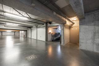 Deze ondergrondse, afgesloten garagebox bevindt zich langs de Jean Hayetsquare 12-36 te Anderlecht. Deze garage (nr.13) met automatische poort...