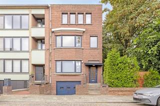 <h2><span>Karaktervolle woning op topligging bij Park Den Brandt</span></h2><p><span>Gelegen op een </span><span>top residentiële ligging nabij Park Den Brandt</span><span>, vindt u deze ruime en karaktervolle woning met </span><span>4 slaapkamers, 2 badkamers, een prachtige zuidwestgerichte tuin, dakterras, kelder en inpandige garage</span><span>.</span></p><p><span>De woning beschikt over een stijlvolle inkomhal met marmer, een gezellige leefruimte en charmante eetkamer op authentiek parket, met rechtstreekse toegang tot terras en tuin.</span></p><p><span>De </span><span>volledig ingerichte BOFFI-keuken</span><span> biedt veel werk- en bergruimte, een gezellige eethoek en een prachtig zicht op de tuin.</span></p><p><span>Op de eerste verdieping bevinden zich </span><span>3 slaapkamers</span><span> en een badkamer met dubbele wastafel, bad, douche en toilet. De tweede verdieping omvat een ruime </span><span>4de slaapkamer van 21 m² met ingemaakte kasten</span><span> en een tweede badkamer met inloopdouche.</span></p><p><span>Een absolute troef is het </span><span>zuidwestgerichte dakterras van 24 m²</span><span>. De diepe tuin van ca. </span><span>20 meter</span><span> biedt bijzonder veel rust en privacy.</span></p><p><span>Verder beschikt de woning over een </span><span>ruime droge kelder met verschillende ruimtes</span><span>, een was-/hobbykelder en een inpandige garage met automatische poort.</span></p><p><span>Troeven:</span><span> topligging 4 slaapkamers 2 badkamers zuidwestgerichte tuin dakterras inpandige garage ruime kelder dubbele beglazing rolluiken nieuwe Vaillant-ketel alarm parlofoon nabij scholen, winkels en openbaar vervoer.</span></p>