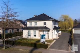 IndelingVia de inkomhal met gastentoilet is er toegang tot de bureelruimte, woon- en eetkamer, open leefkeuken, overdekt terras en bijkeuken...