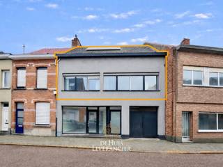 Dit stijlvol gerenoveerde duplex-appartement voelt meteen juist aan. Met een bewoonbare oppervlakte van 137 vierkante meter, drie...