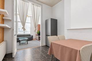 op: gesloten bebouwing in de Vlagstraat, 2060 Antwerpen, op korte afstand van winkels, openbaar vervoer en belangrijke voorzieningen.

<p>Deze woning biedt een mooie opportuniteit om volledig te moderniseren en in te richten volgens uw eigen stijl en noden. Gelegen in een levendige stadsbuurt, geniet u van een centrale ligging met alles binnen handbereik. Met drie aparte slaapkamers vormt dit huis een solide basis voor een gezin of voor wie extra ruimte wenst. De nabijheid van parken en invalswegen maakt het bovendien praktisch en aangenaam wonen.</p>

<p>Belangrijkste ruimtes:<br />• Woonkamer met natuurlijke lichtinval<br />• Keuken met spoelbak, vaatwasser, gasfornuis, dampkap, oven en ontbijthoek<br />• Badkamer met ligbad, toilet en ééngreepsmengkraan<br />• Drie aparte slaapkamers<br />• Kelder met aansluiting voor wasmachine en droogkast, wasruimte<br />• Zolder bereikbaar via zolderluik<br />• Apart toilet</p>

<p>Troeven:<br />• Volledig te moderniseren naar eigen smaak<br />• Centrale ligging nabij winkels, openbaar vervoer en voorzieningen<br />• Drie aparte slaapkamers, ideaal voor gezin of extra ruimte</p>

<p>Neem vandaag nog contact op met uw ERA-makelaar voor een bezoek. JOUW DROOMHUIS. ZO GEVONDEN!</p>