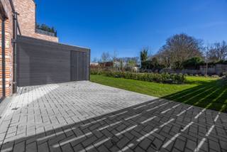 Maak kennis met dit uitzonderlijk ruim BEN-nieuwbouwappartement in het project Jamalie met 3 slaapkamers, een bewoonbare oppervlakte van 141 m2, een terras van maar liefst 30m2 en met een privé tuin aanpalend aan de gemeenschappelijke tuin. Gmo/Gvkr/Gvv/Vg/Wg
Bijzonderheden :
- duurzame energie, vloerverwarming met warmtepomp, zowel verwarmen als koelen.
- E-peil 20 : korting van 50% op de onroerende voorheffing gedurende 5 jaar.
- grote raampartijen voor veel lichtinval.
- mooi vrij uitzicht op het groen.
- badkamer met ligbad en inloopdouche.
- bovengrondse staanplaats inbegrepen in de prijs.
- staanplaats in de ondergrondse garage + berging zijn verplicht aan te kopen.
- mogelijkheid tot kopen aan 6%, ook voor investeerders mits aan de voorwaarden voldaan wordt.
- met staanplaats  6
- afgesloten tuinberging