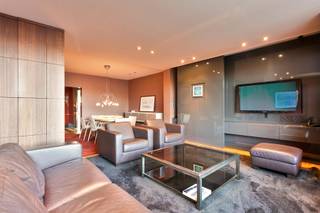 <strong>Dit volledig gemeubileerd en appartement bevindt zich in een karaktervol, klassiek gebouw op de prestigieuze <b>'Park Avenue'</b> in hartje Antwerpen. Dankzij de centrale ligging geniet u van een fenomenaal uitzicht op het Stadspark, terwijl winkels, scholen, het openbaar vervoer en de Diamantwijk zich op wandelafstand bevinden. Ook de belangrijkste in- en uitvalswegen zijn vlot bereikbaar.<br /><br /></strong>Het interieur ademt een exclusieve lounge-ambiance, smaakvol gedecoreerd door geronemmeerd architect Jean de Mulder en voorzien van hoogwaardige ingebouwde kasten in hoogglans. Bij binnenkomst wordt u verwelkomd in een ruime inkomhal met een vestiaire, extra opbergruimte en een gastentoilet met handenwasser.<strong><br /></strong><span><strong><br /></strong></span>De leefruimte aan de voorzijde straalt warmte uit dankzij de parketvloer en bestaat uit een gezellige eetkamer (ca. 14m²) en een aangrenzende zithoek (ca. 25m²). Hier geniet u niet alleen van het unieke uitzicht op het park, maar ook van voldoende opbergkasten en een Bose-installatie.<br /><br />De aparte keuken (ca. 12m²) is volledig uitgerust met opbergkasten en toestellen, waaronder een Miele-vaatwasser, een gasvuur, een oven en een microgolfoven. In de praktische bijkeuken vindt u bovendien een wasmachine en droogkast van Miele.<br /><br />De royale masterbedroom (ca. 24m²) beschikt over een ensuite badkamer met regendouche en lavabomeubel. Deze kamer is van alle gemakken voorzien, zoals elektrische stores en sfeervolle inbouwspots met afstandsbediening. Daarnaast is er een aparte bureauruimte (ca. 11m²) met tal van opbergkasten, ideaal voor wie rustig van thuis uit wil werken. Deze was voorheen de tweede slaapkamer. <br /><br /><strong>BIJZONDERHEDEN:</strong><br />* Gelegen op uitstekende locatie aan het Stadspark in Antwerpen centrum<br />* Kwalitatief afgewerkt appartement voorzien van ingemaakte kasten, houtwerk, parketvloeren, inbouwspots, dimverlichting <br />* Dubbele beglazing, parlofoon, ingebouwde spots, stores<br />* Dak conform en voorzien van isolatie (2024-2025), recente gasketel (2021) <br />* Kelder inbegrepen<br />* U heeft de mogelijkheid een autostaanplaats in het gebouw bij te kopen.