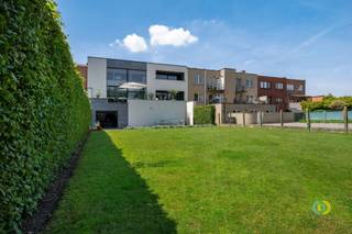 <p><span>This impressive, modern home is situated in an excellent location, close to the highway connecting Aalst and Brussels. Thanks to its well-thought-out layout, it’s perfect for those who want to combine living and working, but it’s also ideal as a multigenerational home.<br />The entire first floor (approx. 180 m²) forms a single spacious living area with a stylish, fully equipped open kitchen, a spacious dining area, and a cozy sitting area. Large windows provide an abundance of natural light and offer access from every room to the sunny terrace, which overlooks the garden and provides direct access to it.<br />The open staircase leads to the second floor, where two exceptionally spacious bedrooms, an open walk-in closet, and a luxurious bathroom with a bathtub, walk-in shower, double sink, and toilet ensure optimal living comfort.<br />The ground floor offers numerous possibilities, including a spacious garage accessible from two sides, a study or additional bedroom, a separate bathroom and toilet, and a multipurpose room that’s perfect for use as a practice, studio, office, or hobby room.<br />This home also excels in terms of comfort and energy efficiency thanks to underfloor heating, solar panels, and high-quality finishes. A unique property for those seeking space, flexibility, and modern living comfort.</span></p>