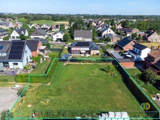 <p><span>Droomt u ervan uw eigen Villa te bouwen op een rustige locatie? Dan is deze bouwgrond in een doodlopende straat in Grimbergen precies wat u zoekt. Hier geniet u van een aangename woonomgeving met weinig verkeer, terwijl winkels, scholen, openbaar vervoer en belangrijke invalswegen zich op korte afstand bevinden. Volgens de geldende bouwvoorschriften biedt het perceel de mogelijkheid om een ruime vrijstaande gezinswoning te bouwen met een maximale bebouwbare oppervlakte van 150 m² op het gelijkvloers en eveneens 150 m² op de verdieping. Dit resulteert in ruim en comfortabel woonvolume van circa 300 m². De voorschriften laten eveneens een dakhelling toe tussen 35° en 50° en voorzien een maximale kroonlijsthoogte van 3,5 meter, waardoor verschillende architecturale invullingen mogelijk zijn. Een inpandige garage kan geïntegreerd worden binnen het bouwvolume. Achteraan blijft een aangename tuinzone met een minimale diepte van 8 meter behouden, ideaal om in alle rust te genieten van privacy en buitenruimte. Daarnaast is een tuinhuis tot 6 m² toegestaan in de achtertuin. De bouwvergunning dient nog definitief te worden verkregen. Bent u op zoek naar een bouwgrond waar rust, ruimte en flexibiliteit samenkomen? Dan biedt dit perceel een uitstekende kans om uw ideale Villa te realiseren in het groene Grimbergen. Neem vandaag nog contact met ons op voor meer informatie of een bezoek ter plaatse.</span><span> </span></p>