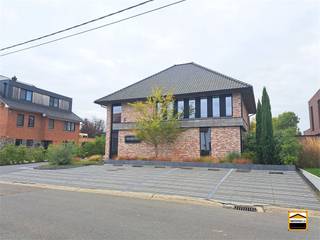 Praktijkruimte met tal van mogelijkheden, voorzien van parking en garage. Het gaat hier om de gelijkvloerse verdieping ingericht als kantoorruimte...