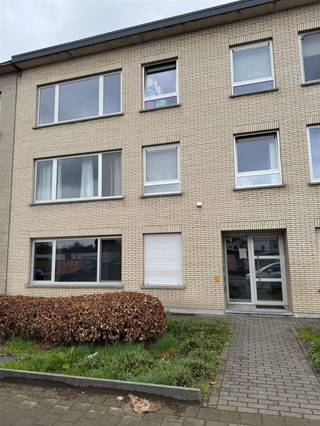 <p><span>Instapklaar, energiezuinig (label B) en smaakvol gerenoveerd appartement (V1) op een gunstige locatie met twee ruime slaapkamers.</span></p><p><span>Het appartement omvat een inkomhal (met apart toilet en ingemaakte kast), een ruime en lichtrijke leefruimte, een volledig geïnstalleerde keuken (met voldoende kast- en werkbladruimte en verder uitgerust als volgt: kookplaat, dampkap, spoelbak, vaatwasser, combioven, koelkast met vriesvak en voorzieningen wasmachine en droogkast), een berging, een badkamer (met dubbel lavabomeubel, handdoekdroger en inloopdouche) en twee slaapkamers (14,25m² en 10,75m²). </span></p><p><span>Verder beschikt het appartement ook nog over een terras(je) met bergkast en, niet te vergeten, zicht op de Schotense Vaart. </span></p><p><span>De maandelijkse huurprijs bedraagt € 995,00. Daarnaast is er maandelijks een voorschot op de gemeenschappelijke kosten verschuldigd t.b.v. € 45,00. </span></p><p><span>Interesse? Wel, ik spreek graag een keer ter plaatse af. Contacteer mij telefonisch, per mail of via WhatsApp en ik boek een afspraak in.</span></p><p><span> </span></p>