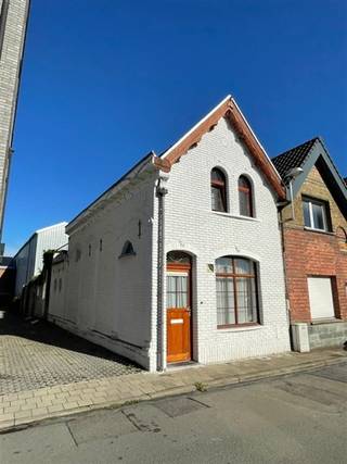 <p><span>Rustig gelegen gezinswoning, ideaal voor jonge startende mensen. De woning werd gerenoveerd in 2020. De woning zelf omvat op het gelijkvloers: een living met open keuken, badkamer, en terras. Op de eerste verdieping is er momenteel één grote slaapkamer van 8m op 4,15m, deze kan opgesplitst worden in twee kamers.</span></p><p><span> </span></p><p><span>Stedenbouwkundige inlichtingen in aanvraag.</span></p><p><span> </span></p><p><span>Graag een bezoek bel mij dan even 0473/878034 of mail naar info@vastgoedclement.be</span></p>