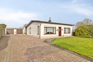 Deze charmante woning is gelegen aan de Oude Arendonksebaan 113 in <span><span>Retie</span></span> en geniet van een prachtig vrij uitzicht over de achterliggende velden. Dankzij de gunstige ligging vlakbij de <span><span>E34</span></span> is er bovendien een vlotte verbinding richting Antwerpen en Eindhoven.<br /><br />De woning bevindt zich op een ruim perceel van 1.800 m² en biedt tal van mogelijkheden. Via de inkomhal betreedt u de woning, die toegang geeft tot de woonkamer met open keuken. De grote raampartijen die een prachtig zicht bieden op de tuin zorgen voor een aangename lichtinval.<br />Aansluitend is er een ruime wasplaats.<br /><br />De badkamer is uitgerust met een toilet, douche en een badkamermeubel met ingebouwde lavabo. Verder beschikt de woning over twee slaapkamers en een bijzonder ruime extra kamer die vroeger dienst deed als woonkamer. Deze ruimte kan perfect ingericht worden als zeer ruime slaapkamer, polyvalente hobbyruimte of bureau, en biedt zelfs de mogelijkheid om op te splitsen in twee bijkomende slaapkamers.<br /><br />Op het perceel bevindt zich een grote dubbele garage met twee afzonderlijke poorten, ideaal voor wagens, opslag of wie extra werkruimte wenst. De tuin is mooi aangelegd en biedt de nodige privacy en ruimte om te genieten van het landelijke zicht.<br /><br />Specificaties:<br />- EPC: 1049 kWh/(m²jaar) /F-label<br />- Schrijnwerk: Deels vernieuwd in PVC deels hout<br />- Geen C.V., verwarming op mazoutkachels<br />- Dubbele garage<br />- Ruim perceel: 1800m²