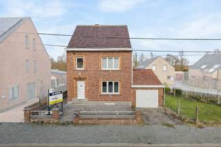 Graag bieden wij u deze ruime verder af te werken 4 gevelwoning aan in het centrum van Galmaarden. De woning werd als volgt ingedeeld: inkomhal, ruime leefruimte (eetplaats en salon 53 m²), keuken, bureau en vernieuwde badkamer. Op de verdieping geeft de nachthal toegnag tot 2 ruime slaapkamers, een kleine kamer/bureau, en tot een extra ruimte die ideaal is voor het plaatsen van een toilet op de verdieping. Dankzij de vaste trap naar de zolder, biedt de zolder nog heel wat uitbreidingsmogelijkheden naar 2 extra kamers. De woning is volledig onderkelderd. Buiten beschikt u over extra buitenberging en een ruime garage. elektriciteit conform tot 22/08/2042 ! Voor meer info of bezoek contacteer Sophie 0496/71.50.59