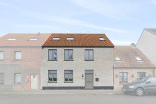 Ruim en breed woonhuis met 3 zeer grote slaapkamers, 2 badkamers en een schitterende stadstuin te Lissewege. Recent gebouwd en met een...