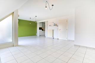 Découvrez ce spacieux appartement duplex, alliant confort, fonctionnalité et excellente situation.

Dès l'entrée, vous accédez à un hall d'entrée qui dessert le lumineux séjour avec espace salle à manger et une cuisine ouverte entièrement équipée. Le hall donne également accès à une première chambre disposant de sa salle de douche privative avec lavabo. Depuis le séjour, vous profitez d'une agréable terrasse, idéale pour vous détendre.

À l'étage se trouvent une seconde pièce équipée de placards intégrés, pouvant parfaitement servir de chambre, de dressing ou d'espace bureau, ainsi qu'une seconde salle de bains avec baignoire et lavabo.

L'appartement dispose également d'un espace de rangement pratique offrant un confort de stockage supplémentaire.

L'immeuble est équipé d'un ascenseur et l'appartement bénéficie de la climatisation. Grâce à son excellent certificat PEB B, vous profitez d'un logement économe en énergie.
Sa situation constitue un véritable atout : à quelques pas des transports en commun, des commerces et des écoles, vous bénéficierez de toutes les commodités à proximité.

Charges communes : 90 €/mois
Provision pour la consommation privative d'eau : 30 €/mois