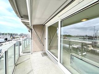 Het appartement biedt een rustgevend uitzicht op de jachthaven, waar u levendig zicht heeft op passerende zeilboten. Aan de straatzijde kijkt u uit...