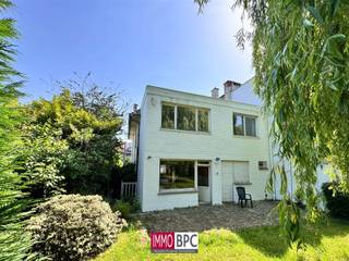 Welkom in deze prachtige, charmante woning op een royaal perceel van maar liefst 700m². Gelegen in een rustige residentiële buurt van...