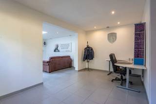 <br />
<p>Deze in het groen gelegen laagbouw met zuidwest tuin omvat volgende indeling;</p>
<p>Een leefgedeelte van 40m² met een open keuken uitgerust met koelkast, koken op gas, spoelbak en vaatwasmachine.</p>
<p>Verder nog twee ruime doorlopende slaapkamers.</p>
<p>De badkamer is nog te installeren alsook een kleine, te renoveren veranda.</p>
<p>Achteraan op het terrein een bijkomend gebouw van 30m², voorzien van verwarming, elektriciteit en alarm.</p>
<p>Als bouwgrond geschikt voor een halfopen bebouwing met verdieping en zadeldak.</p>
<p>In de directe omgeving van winkels, scholen, openbaar vervoer en invalswegen.</p>