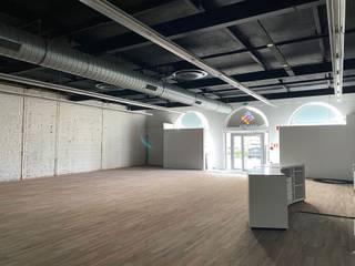 Showroom/job shop for rent in Dendermonde along the Zeelsebaan with easy access to E17. The 446 m² showroom has several entrances, water,...