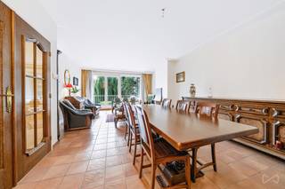 Info &amp; bezoeken: bruxelles.ouest@weinvest.be of 02 315 77 22 | Gelegen in een praktische residentiële omgeving in Ganshoren, dicht bij winkels, openbaar vervoer, scholen en alle dagelijkse voorzieningen, presenteert We Invest u in exclusiviteit dit appartement van 94 m². Het bevindt zich op de 1e verdieping van een goed onderhouden gebouw met lift. De indeling is als volgt: een ruime lichtrijke leefruimte, een uitgeruste keuken, 2 slaapkamers, een badkamer, en twee mooie terrassen. Bijkomende details: recente dubbele beglazing (2017), individuele Viessmann-ketel vervangen twee jaar geleden, individuele meters voor elektriciteit en gas, een kelder. VRIJ bij de akte. EPC: C - Verbruik: 121 kWh/m².jaar, in lijn met de energienormen van morgen. De buurt biedt bovendien een vlotte toegang tot de grote invalswegen en blijft toch aangenaam om in te wonen. - Mis geen van onze exclusieve panden op onze website WWW.WEINVEST.BE