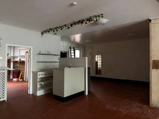 Dit handelsgelijkvloers is klaar om uw nieuwe zaak te vestigen. Dit handelspand heeft een mooie bruikbare vloeroppervlakte van 126m² (volgens EPC)...