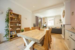 <strong>Instapklare woning met 2 slaapkamers, ruime tuinberging en een zuidwest gerichte tuin, rustig maar centraal gelegen te Turnhout! EPC 348 kWh/m², elektriciteit conform en asbestveilig! </strong><br /><br /><strong>Ligging</strong>: <span>de woning bevindt zich in een zijstraat van de Steenweg op Oosthoven waardoor deze een rustige, maar toch zeer centrale ligging geniet</span><span> vlakbij scholen, winkels, openbaar vervoer en invalswegen. Op slechts 2 km van de autostrade, 10 minuten van het station en met een erg vlotte verbinding naar de omliggende dorpen. </span><br /><br /><strong>Indeling</strong>: <strong>+0</strong>: inkomhal - woonkamer - keuken - wasplaats - badkamer - apart toilet. <strong>+1</strong>: twee slaapkamers. <br /><br /><strong>Omschrijving</strong>: via de inkomhal betreden we de woonkamer waar ruimte voorzien is voor zowel een zit- als een eethoek. Aansluitend de keuken met plaats voor een ontbijthoek die dankzij de voorziene lichtstraat (met zonnewering) veel natuurlijk licht geniet! De keuken zelf is uitgerust met een gasvuur met dampkap, oven en combi-oven. In de wasplaats werd een vaatwasser bijgeplaatst en hier is natuurlijk ook aansluiting voorzien voor wasmachine en droogkast. De badkamer beschikt zowel over een ligbad als een douche. Op de eerste verdieping komen we bij de twee slaapkamers met groottes van zo'n 12 m² (voorzien van ingemaakte kasten) en 19 m². In de tuin is het dankzij de zuidwest gerichte oriëntatie heerlijk vertoeven in het zonnetje met achteraan een ruime tuinberging van zo'n 11 m². De woning is bovendien voorzien van rolluiken en tien zonnepanelen! <br /><br /><strong>Bijzondere informatieplicht</strong>: in aanvraag.