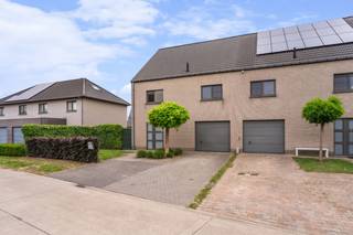 <p><strong>Op zoek naar een woning die volledig klaar is voor de toekomst? Zoek niet langer.</strong></p><p><strong>In een uiterst kindvriendelijke (doodlopende straat) en residentiële buurt in Lochristi bevindt zich deze jonge, moderne halfopen bebouwing.</strong></p><p><strong>Met een indrukwekkend EPC-label A en een volledig conforme elektriciteit koopt u hier 100% gemoedsrust.</strong></p><h3>Waarom dit uw slimme, nieuwe thuis wordt:</h3><ul><li><p><strong>Zorgeloos & Energiezuinig (EPC A):</strong> Dankzij de uitstekende isolatie en moderne technieken geniet u van een minimaal energieverbruik en een heerlijk binnenklimaat. Klaar voor de toekomst!</p></li><li><p><strong>Elektriciteit 100% Conform:</strong> Geen verborgen kosten of aanpassingen nodig bij de intrek. De elektrische installatie is volledig goedgekeurd.</p></li><li><p><strong>Licht & Ruimte Centraal:</strong> De royale leefruimte geniet van een uitzonderlijke lichtinval dankzij de grote, kamerhoge raampartijen die een prachtig uitzicht bieden op de achterliggende tuin.</p></li><li><p><strong>Modern Kookcomfort:</strong> De volledig uitgeruste open keuken vormt het kloppend hart van de benedenverdieping. Ideaal om te koken terwijl u in contact blijft met uw gezin of gasten.</p></li><li><p><strong>Slaapcomfort:</strong> Naast drie volwaardige, lichtrijke slaapkamers op de eerste verdieping, beschikt de woning over een volledig ingerichte, multifunctionele afgewerkte zolderverdieping (master bedroom, home office of speelkamer).</p></li><li><p><strong>Buiten Genieten:</strong> De zonnige, volledig omheinde tuin met terras is een oase van rust. Klaar voor gezellige barbecues of een ontspannen koffie in de ochtendzon.</p></li><li><p><strong>Praktisch Comfort:</strong> Uitgerust met een moderne badkamer en een zeer praktische inpandige garage (rechtstreeks toegankelijk via de keuken) – ideaal voor uw wagen, fietsen en extra stockage.</p></li></ul><h3>Toplocatie in Lochristi</h3><p>Gelegen in een rustige, groene straat waar kinderen nog veilig buiten kunnen spelen. Toch bevindt u zich hier op wandelafstand van scholen, gezellige lokale winkels en het openbaar vervoer. Dankzij de onmiddellijke nabijheid van de N70 en de R4 bent u in een mum van tijd in Gent of op de snelweg (E17/E40).</p><h3>In de kijker (Kenmerken):</h3><ul><li><p><strong>EPC:</strong> A-label (Uitzonderlijk energiezuinig!)</p></li><li><p><strong>Elektriciteit:</strong> Volledig conform goedgekeurd</p></li><li><p><strong>Type:</strong> Halfopen bebouwing</p></li><li><p><strong>Slaapkamers:</strong> 4 (inclusief volledig ingerichte zolderkamer)</p></li><li><p><strong>Extra's:</strong> Inpandige garage, grote raampartijen, open keuken, zonnige tuin met terras, regenwaterput,.....</p></li></ul><h3>📞 Bent u klaar om deze toekomstbestendige woning zelf te ontdekken?</h3><p>Laat deze unieke, energiezuinige kans in Lochristi niet aan u voorbijgaan.</p><p><strong>Neem vandaag nog contact op voor meer informatie of een bezoek ter plaatse!</strong></p><p><strong>Ellen : 0475.400.770 - ellen@altro-vastgoed.be</strong></p><p></p><p>Virtuele staging met AI - interieur ter illustratie</p><p></p>