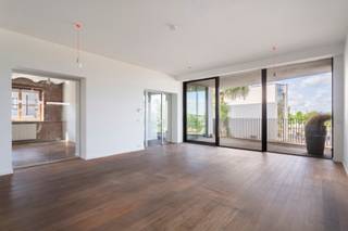 <p>Subliem loftappartement van ca 213 m² op de eerste verdieping van de welgekende realisatie "Hoopnatie", het iconische gebouw van de hand van Conix architecten. Gelegen op een toplocatie op het Zuid, tussen de Scheldekaaien en het groene Zuidpark, met frontaal zicht op de Schelde.<br /><br />Als het ware naast het MUHKA en een paar stappen verwijderd van het KMSKA, in het hartje van het authentieke Zuid te midden van tal van kwaliteitswinkels, restaurants, bistro’s en de algehele gezelligheid en warmte die deze buurt uitstraalt.<br /><br />Een stijlvolle inkomhal zorgt voor een gepaste entrée in de “Hoopnatie”. Het appartement is uitgerust met een veiligheidsdeur, inkom met gastentoilet.<br /><br />De riante leefruimte is afgewerkt met een prachtige eiken parketvloer. Het schuifraam in de leefruimte geeft uit op een terras van ca 19 m². Hier kan u genieten van het prachtige zicht op de Schelde met op de achtergrond het Galgeweel.<br /><br />De keuken bevindt zich aansluitend en kijkt eveneens uit op het terras. Aangezien het appartement steeds als kantoor is gebruikt geweest, is de keuken momenteel basic afgewerkt en naar eigen smaak te vernieuwen.<br /><br />Aan de linkerzijde van het appartement waren oorspronkelijk drie slaapkamers ingetekend. Maar gezien het gebruik als kantoor werden deze muren nooit geplaatst. Desgewenst kunnen er drie royale slaapkamers gecreëerd worden. De ruime badkamer is afgewerkt met ligbad, douche, dubbele lavabo en toilet. De ruimte voor een tweede badkamer is voorzien maar werd nog niet afgewerkt.<br /><br />Een praktische en zeer ruime kelderberging is reeds begrepen in de prijs.<br /><br />Mogelijkheid tot aankoop van een drie ondergrondse autostaanplaatsen op niveau -1 aan 60.000 Euro, excl. registratiebelasting per staanplaats.<br /><br />Het spreekt voor zich dat men hier een waaier aan mogelijkheden heeft als invulling en afwerking. Zo kan het pand perfect opnieuw gebruikt worden als kantoor, mits functiewijziging. Anderzijds krijgt u een mooi canvas om om te vormen tot uw droomappartement.</p>