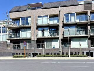 Instapklaar luxueus afgewerkte penthouse op de 3de verdieping in "Residentie Ter Linde", bestaande uit : inkomhal met vestiaire en apart...