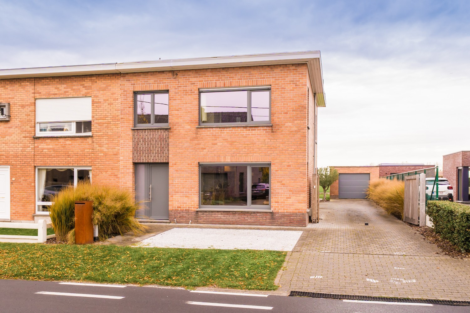 Halfopen bebouwing met ruime garage en prachtig uitzicht op de velden - foto 1