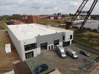 <p><span>De nieuwe bedrijvencampus <strong>"MIJNPARK"</strong> is gelegen op het industrieterrein Centrum-Zuid vlakbij de op- en afrit 29 van de E314 (Aken - Heerlen - Brussel), in het hart van Limburg.<br /><br />Op dit voormalig mijnterrein worden <strong>30</strong> duurzame en kwalitatieve KMO-units/showrooms/kantoren gebouwd met het oog op energie-efficiëntie. </span><span>Een combinatie van polyvalente en compacte panden zorgt voor een verscheidenheid aan oppervlaktes, gaande <strong>van 150m² tot 1900m²</strong>. <br /></span></p>
<p>Duurzaamheid staat centraal op deze bedrijvencampus. Duurzaamheid in de realiteit brengen is een complex verhaal, dat je niet met één modewoord kan vatten. <span>Om de ambitie van de ontwikkelaar kracht bij te zetten, zullen de gebouwen van de Mijnpark Bedrijvencampus </span><strong>BREEAM-gecertificeerd</strong><span> zijn. Dit internationaal systeem meet, beoordeelt en quoteert de duurzaamheid van de gebouwen, en houdt daarbij rekening met een 90-tal parameters. </span>Om hieraan te voldoen zijn alle panden voorzien van alle <strong>technieken.</strong><br /><br /><span>Deze unit heeft een oppervlakte van <strong>467m²</strong> op een terrein van 692m² en heeft <strong>vier</strong> parkeerplaatsen voor de deur. De units worden instapklaar opgeleverd, voorzien van alle technieken zoals <strong>elektriciteit, LED-verlichting, verwarming, warmtepomp en zonnepanelen.</strong><br /><br />KENMERKEN UNIT:<br />- oppervlakte: <strong>467m²</strong><br />- parkeerplaatsen: <strong>4</strong><br />- staalstructuur met geïsoleerde wanden en dak<br />- sectionaalpoort 4m x 4m<br />- technieken: elektriciteit, LED-verlichting, verwarming, warmtepomp en zonnepanelen<strong><br />Optioneel kan er nog 50 of 100m² afgewerkte kantoren voorzien worden!</strong><br /></span><strong><br /></strong><span>Kortom, een ideale ontwikkeling voor ondernemers die op zoek zijn naar een kwalitatieve werk- of opslagplaats en daarbij belang hechten aan een goede locatie en duurzame gebouwen met uitstraling. </span><br /><span><br />Meer info: +32 (0)11 39 90 50 of info@jansenrealestate.be<br /></span></p>