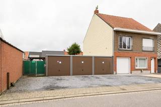 Dichtbij het centrum van Meulebeke kunt u deze alleenstaande woning met inpandige garage en gelegen op een perceel van 468m² terugvinden. Achteraan...