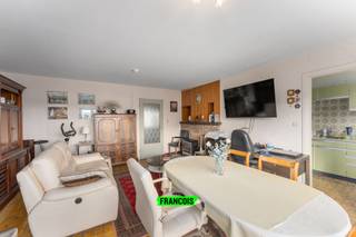 Dit aangename appartement bevindt zich in een kleinschalige residentie op een uiterst rustige en toch vlot bereikbare locatie in Blankenberge op de tweede verdieping. <br /><br />Bij het binnenkomen wordt u verwelkomd in een ruime inkomhal met apart gastentoilet. Vervolgens leidt de hal naar de lichtrijke leefruimte, waar grote raampartijen zorgen voor een aangename natuurlijke lichtinval. Aansluitend vindt u de praktische keuken, perfect geschikt voor dagelijks gebruik.<br /><br />De badkamer is uitgerust met een ligbad en biedt voldoende ruimte. Verder beschikt het appartement over twee ruime en volwaardige slaapkamers, ideaal als hoofdslaapkamer en logeerkamer of bureauruimte.<br /><br />Een bijkomend pluspunt: het appartement beschikt over een conforme elektrische keuring.<br /><br />Het appartement is momenteel verhuurd, wat het ook een interessante investeringsopportuniteit maakt voor wie op zoek is naar een stabiel en zorgeloos rendement.<br /><br />Daarnaast is er de mogelijkheid om een garagebox in dezelfde residentie aan te kopen voor een meerprijs van €35.000.<br /><br />Kortom, een instapklaar en verzorgd appartement op een aangename, rustige ligging in Blankenberge. Ideaal als vaste woonst, tweede verblijf of investering.<br /><br />