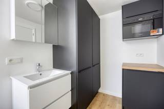<p>**Vraag uw brochure op/bezoek aan**<br /><br />Residentie Jona is gelegen op de Leuvense stadsrand op een uiterst gunstige locatie, namelijk op de fietsdoorgang tussen de campussen situerende in centrum Leuven en de campussen gelegen in Heverlee en in de nabijheid van alle faciliteiten die een student nodig heeft. Zo bevindt sportkot zich op wandelafstand en zijn er allerlei KUL faculteiten in de buurt terug te vinden. <br /><br />De kleinschalige residentie biedt 7 hoogwaardige investeringsunits geschikt voor universiteitsstudenten, doctoraatstudenten en jonvolwassenen op zoek naar een comfortabele thuis. De units laten niets aan de verbeelding over en komen elk met privatief sanitair.<br /><br />Residentie Jona is het juiste adres voor een stabiele investering met onmiddellijk rendement!<br /><br />Interesse? Vraag je brochure op en plan uw bezoek in met onze Expert Investeringsvastgoed: jack@connect-immo.be of 0495 53 46 49<br /><br />EPC label A/ 78 kWh/m2jaar - 3452551<br />wche, gdv, gvkr, gvv</p>