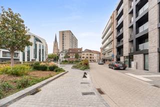 <p>Ontdek dit energiezuinige appartement in <strong>Den Botanikken Hof</strong>, op wandelafstand van winkels, scholen, openbaar vervoer en station.</p>
<p>✔ 2 slaapkamers – moderne badkamer – lichtrijke leefruimte met open keuken<br />✔ Zuidgericht terras + privatieve tuin (25 m²)<br />✔ Volledig geschilderd: <strong>onmiddellijk instapklaar &amp; verhuurbaar</strong><br />✔ Groene omgeving midden in de stad<br />✔ Lucht-water warmtepomp, vloerverwarming en gunstig E-peil<br />✔ <strong>6% btw-tarief mogelijk</strong>*<br />✔ <strong>5 jaar vermindering van onroerende voorheffing</strong><strong></strong></p>
<p>👉 Plan vandaag nog je bezoek en grijp deze unieke kans!</p>
<p>*Onder voorwaarden.</p>