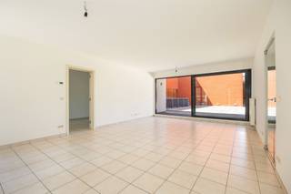<p><span>Appartement clé en main avec terrasse dans un emplacement de choix à Malines</span></p><p><span>Au cœur de Malines, sur le site convoité de Lamot, vous trouverez cet appartement d'une chambre à coucher prêt à l'emploi avec une terrasse spacieuse. Grâce à sa situation centrale, vous profiterez de tous les avantages de la vie urbaine, avec des magasins, des restaurants, des transports publics et la rivière Dijle accessibles à pied.</span></p><p><span>L'appartement, construit en 2003, fait partie d'un immeuble soigné et moderne. Le hall d'entrée mène au salon lumineux, dont les grandes fenêtres donnent accès à la terrasse. À côté se trouve la cuisine pratique, idéalement intégrée à la propriété.</span></p><p><span>La chambre à coucher offre beaucoup d'espace et de confort, tandis que la terrasse constitue un endroit paisible en plein cœur de la ville. L'appartement dispose en outre d'une salle de bains et d'un espace de rangement supplémentaire.</span></p><p><span>Grâce à son excellent emplacement et à son agencement pratique, cet appartement est idéal pour les célibataires, les couples ou les investisseurs à la recherche d'une opportunité intéressante dans le centre de Malines.</span></p><p><span>Avantages :</span></p><ul><li><span>Situé sur le prestigieux site Lamot </span></li><li><span>Appartement clé en main </span></li><li><span>1 chambre à coucher </span></li><li><span>Terrasse agréable </span></li><li><span>Construit en 2003 </span></li><li><span>Situation centrale à proximité des commerces, des restaurants et des transports en commun </span></li><li><span>Idéal comme investissement ou résidence propre </span></li></ul><p><span>Intéressé(e) ? Contactez-nous pour plus d'informations ou une visite sur place.</span></p>