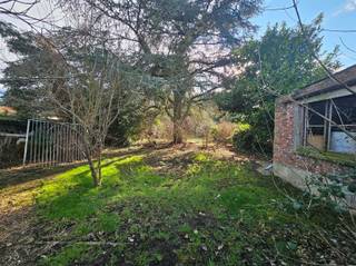 Te renoveren handelspand met woonst en zeer grote tuin - interessant voor projectontwikkeling. Deze te renoveren woning is zeer gunstig gelegen nabij...