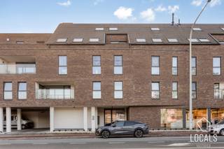 Dit stijlvolle duplex appartement in Aalst, met mogelijkheid tot aankoop garagebox, combineert moderne architectuur met optimaal wooncomfort. Met...