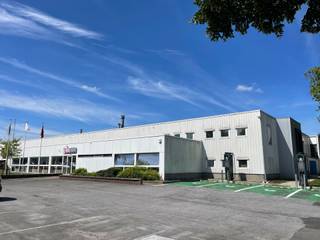 <strong>Superb Warehouse for Rent – Nivelles (1128 m²)</strong><br />Located in the sought-after business park of Nivelles, this <strong>1128 m²</strong> warehouse includes a <strong>showroom</strong>, <strong>office space</strong>, a <strong>fully equipped kitchen</strong>, <strong>12 parking spaces</strong>, and an <strong>automatic sectional door</strong> (5.5 m x 4.4 m).<br /><strong>Connected to water, gas, and electricity.</strong><br /><strong>Availability to be agreed upon.</strong>