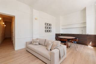 Vous cherchez un appartement prêt à l'emploi avec du caractère et du confort ? Cet appartement de 2 chambres à coucher, récemment rénové et entièrement meublé, situé au 113 Mechelsesteenweg, est exactement ce qu'il vous faut. Grâce à sa situation centrale, les magasins, les restaurants, les transports publics et les principales voies d'accès se trouvent à proximité immédiate.Avantages :- Récemment rénové- Entièrement meublé- Éléments authentiques combinés à des finitions modernes- Hauts plafonds et lumière naturelle abondanteLe hall d'entrée donne accès à un espace de vie spacieux et lumineux, où les hauts plafonds, les moulures élégantes et les finitions de haute qualité attirent immédiatement l'attention. L'espace atmosphérique combine un charme authentique avec un confort de vie contemporain et bénéficie d'une lumière naturelle agréable grâce aux grandes fenêtres. La cuisine design ouverte s'intègre parfaitement à l'espace de vie et est entièrement équipée d'appareils électroménagers de qualité et d'un grand espace de rangement.De plus, l'appartement dispose d'une chambre principale spacieuse et d'une seconde pièce plus petite qui pourrait parfaitement servir de bureau, de dressing ou de chambre d'amis. La salle de bains présente une finition moderne et est équipée de tout le confort contemporain.L'appartement est loué entièrement meublé, ce qui vous permet d'emménager immédiatement sans investissement supplémentaire.Intéressé(e) ?Remplissez vos coordonnées via notre site web afin que le gestionnaire de dossiers de l'agence immobilière Sinjoor puisse vous contacter dans les plus brefs délais.