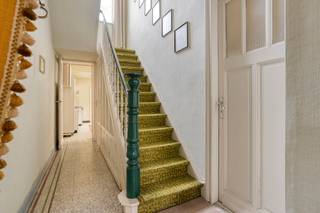INDELING: <br /><br />Gelijkvloers: <br />- inkomhal<br />- leefruimte met aparte zithoek<br />- ruime keuken met toegang tot de veranda<br />- badkamer<br />- apart toilet<br />- ruime garage (plaats voor 2 wagens achter elkaar)<br />- gezellige tuin met ruim terras<br /><br />Eerste verdieping: <br />- 2 volwaardige slaapkamers<br /><br />Tweede verdieping: <br />- 2 volwaardige slaapkamers<br /><br />Zolderverdieping te bereiken via vaste trap en mogelijk om verder in te richten. <br />Daarnaast is ook nog een kelder aanwezig. <br /><br />Meer info of interesse in een bezoek? <br />Contacteer Sarah - 0493 25 46 80 - sarah.hanson@dewaele.com<br /><br />Bestuursmaatregelen in het maatregelenregister: nee<br /><br />Deze AI-visualisaties zijn bedoeld als inspiratie. Er werd geen rekening gehouden met technische specificaties, stedenbouwkundige voorschriften of de concrete mogelijkheden tot realisatie.