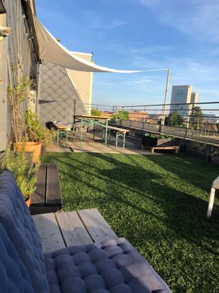 Prachtig dakappartement op een toplocatie in Gent met een groot zuid-west geörienteerd terras. Indeling: zonnige living met aansluitend een volledig ingerichte keuken, apart toilet en berging, 2 ruime slaapkamers en een badkamer voorzien van extra toilet, inloopdouche en lavabo. Aparte afgesloten garage box inbegrepen in de huurprijs. Deze gezellige penthouse beschikt over een zeer groot zonne terras van 50 m² met prachtige verzichten. In de maandelijkse algemene kosten van € 140 zit reeds een forfait voor water en verwarming.